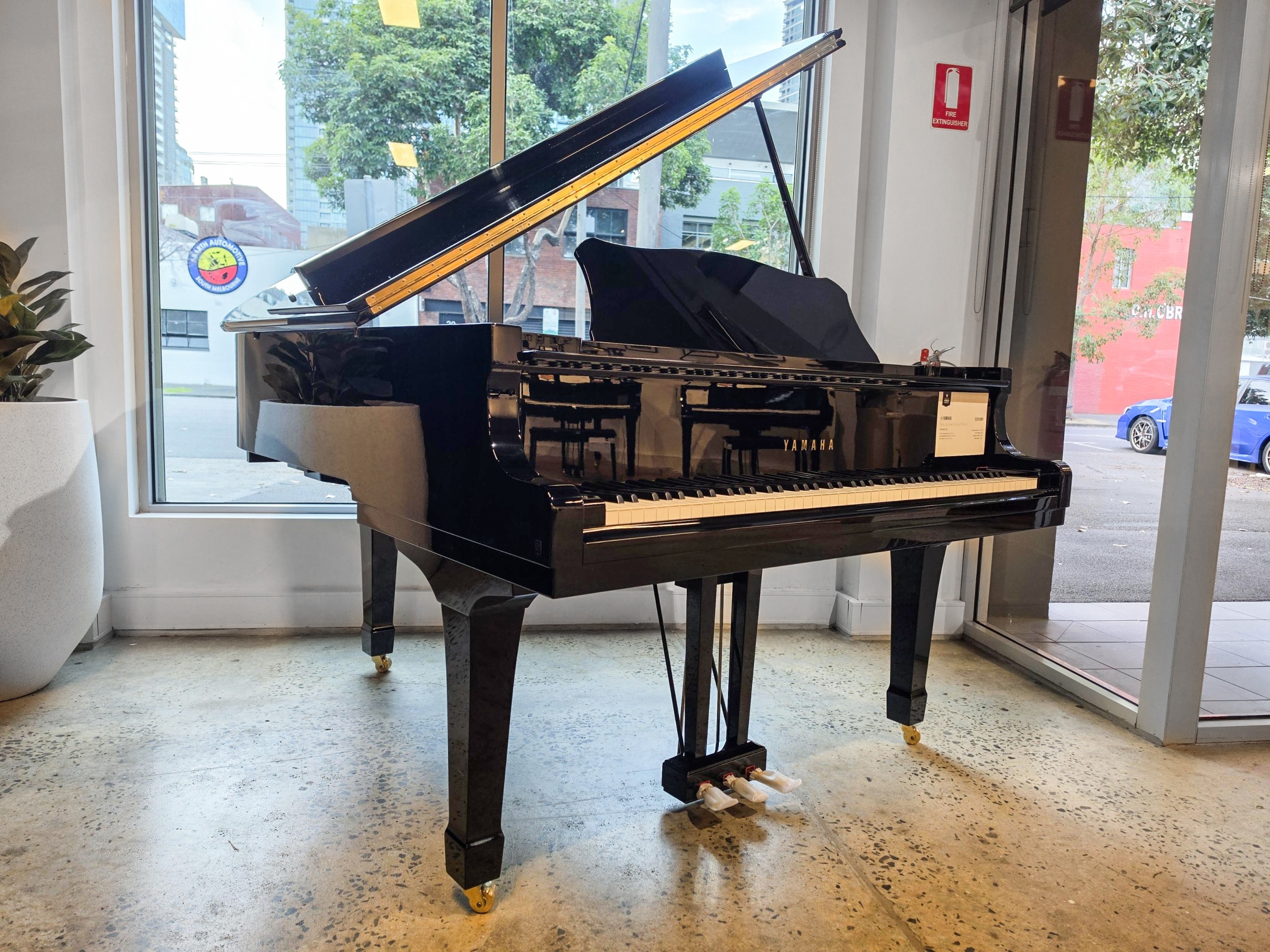 Yamaha C2L (Polished Ebony) – USED — photo 1 Yamaha C2L (Polished Ebony) – USED — photo 1